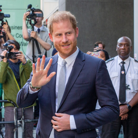 Le prince Harry, duc de Sussex, quitte la Haute Cour de Londres au deuxième jour de son témoignage contre un tabloïd accusé de piratage de messageries téléphoniques. © Tayfun Salci / Zuma Press / Bestimage