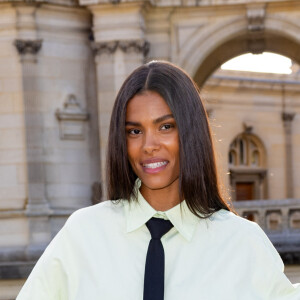 Une fois encore, Tina Kunakey s'est présentée solo. 
Tina Kunakey au photocall du défilé de mode automne-hiver 2024 Haute-Couture "Valentino" au château de Chantilly, lors de la fashion week de Paris. Le 5 juillet 2023 © Olivier Borde / Bestimage