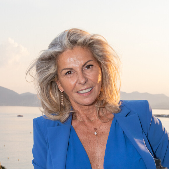 "Je lui dirais de travailler énormément et d'être spontanée, parce que c'est ce qui plaît", a-t-elle expliqué.
Exclusif - Caroline Margeridon - Cocktail m'endors pas" à la suite Sandra & Co lors du 76ème Festival International du Film de Cannes le 22 mai 2023. © Aurelio Stella/Bestimage