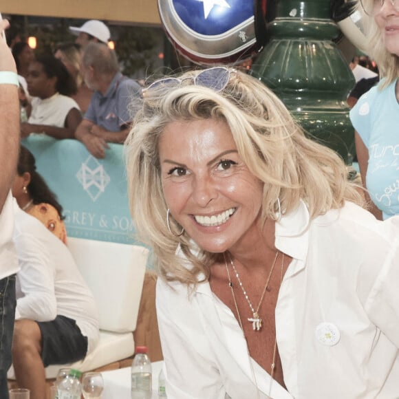 Caroline Margeridon lors d'un tournoi de pétanque place des Lices organisé par le magazine Turquoise pour l'association Sourire à la vie à Saint-Tropez le 10 août 2022. © Jack Tribeca / Bestimage