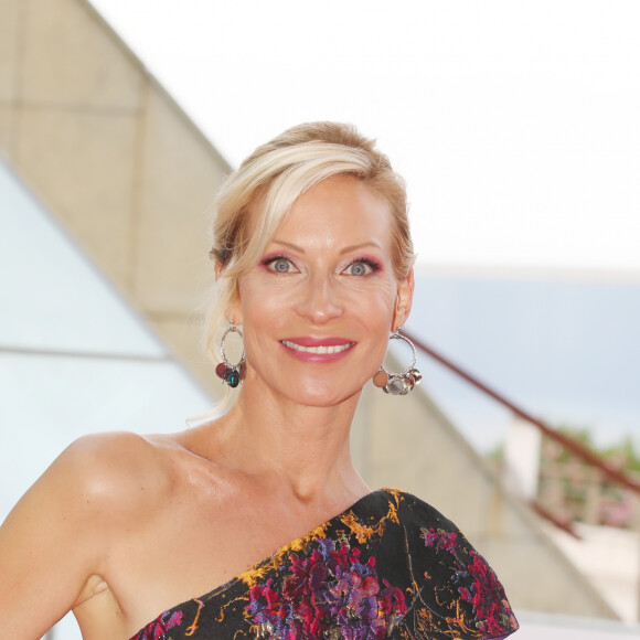 Rebecca Hampton (robe Christophe Guillarmé à encolure asymétrique en jacquard à relief noir et violet) lors de la soirée d'ouverture du 59ème festival de télévision de Monte Carlo le 14 juin 2019. © Denis Guignebourg / Bestimage