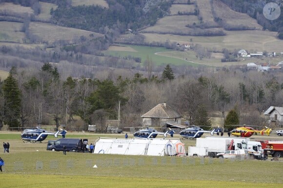 L'équipe de secours installée à Le Vernet près de Seyne-les-Alpes, le 25 mars 2015, près des lieux du crash de l'avion Airbus 320 de la compagnie Germanwings relayant Barcelone et Düsseldorf. 