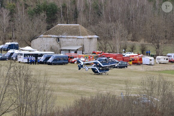 L'équipe de secours installée à Le Vernet près de Seyne-les-Alpes, le 25 mars 2015, près des lieux du crash de l'avion Airbus 320 de la compagnie Germanwings relayant Barcelone et Düsseldorf. 