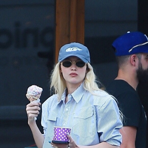 Aucun miracle là-dedans juste une histoire d'indice glycémique des aliments. 
Gigi Hadid mange une glace tout en marchant dans les rues de New York avec une amie, Leah McCarthy. Le 13 avril 2023