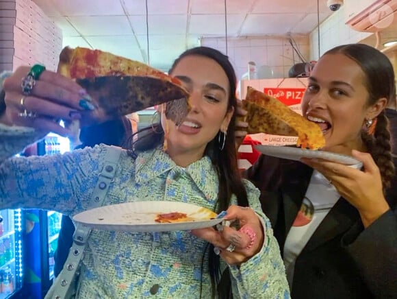 Dua Lipa envoie sur Instagram une vidéo où elle mange une énorme part de pizza  Screenshot of Dua Lipa, latest post on social media, January 09, 2022.,