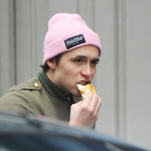 Car oui, l'ordre du repas est déterminant et a un impact direct sur la prise ou la perte de poids.
Exclusif - Brooklyn Beckham mange un sandwich alors qu'il passe son après-midi avec des amis à Londres. Le 2 février 2017