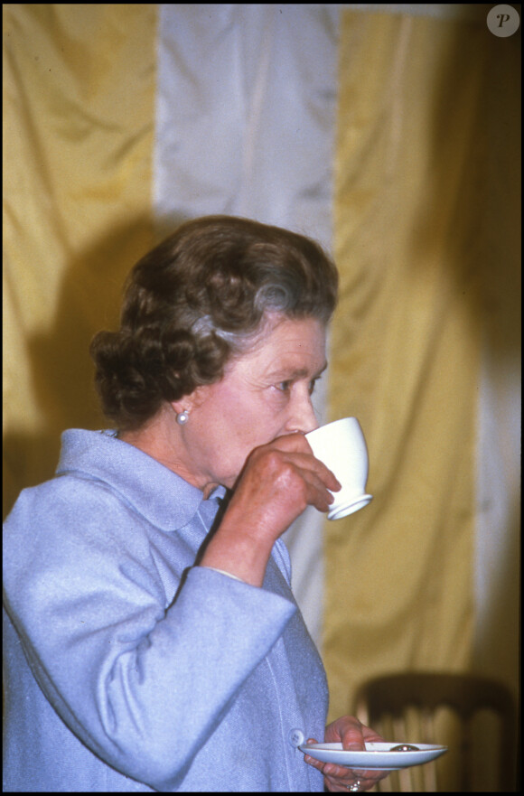La reine d'Angleterre Elizabeth II prend un thé