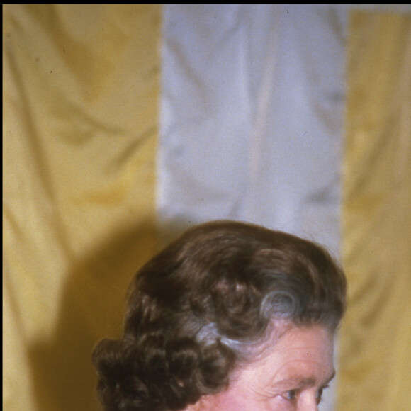 La reine d'Angleterre Elizabeth II prend un thé