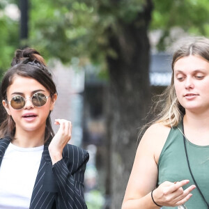 Selena Gomez à son arrivée sur le tournage du prochain film de Woody Allen à New York, le 21 septembre 2017. Elle boit un grand verre de thé.