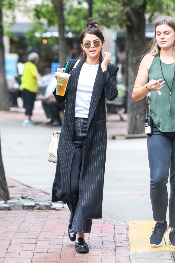 Selena Gomez à son arrivée sur le tournage du prochain film de Woody Allen à New York, le 21 septembre 2017. Elle boit un grand verre de thé.