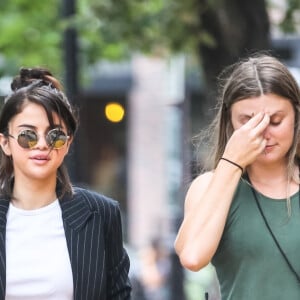 Selena Gomez à son arrivée sur le tournage du prochain film de Woody Allen à New York, le 21 septembre 2017. Elle boit un grand verre de thé.