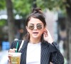 Des orages violents sont d'ailleurs attendus du Centre-Est au Nord-Est cet après-midi, rapporte le site de Météo-France.
Selena Gomez à son arrivée sur le tournage du prochain film de Woody Allen à New York, le 21 septembre 2017. Elle boit un grand verre de thé.