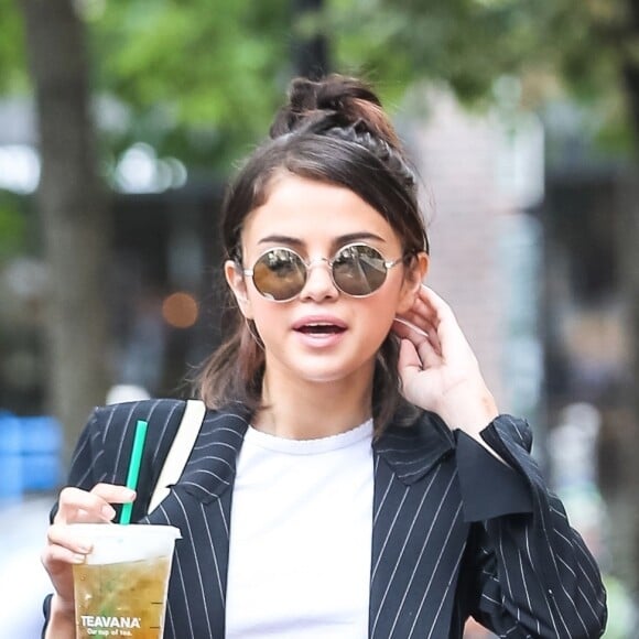 Des orages violents sont d'ailleurs attendus du Centre-Est au Nord-Est cet après-midi, rapporte le site de Météo-France.
Selena Gomez à son arrivée sur le tournage du prochain film de Woody Allen à New York, le 21 septembre 2017. Elle boit un grand verre de thé.