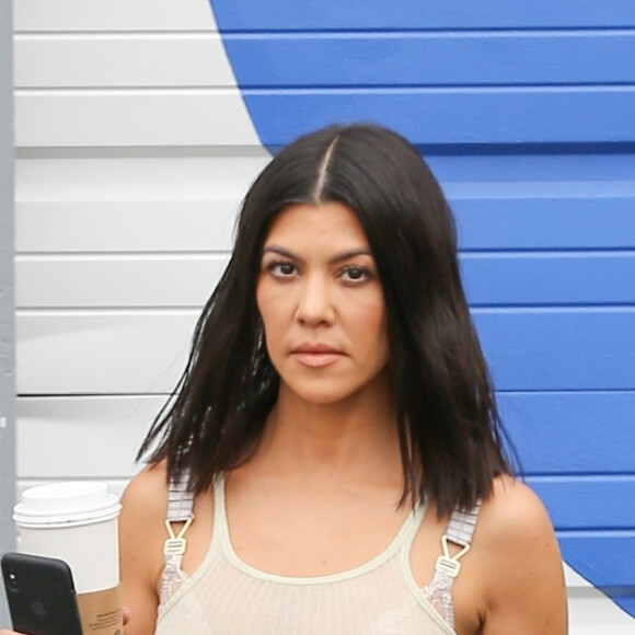 Ou faut-il boire chaud comme certains le préconisent ?
Kourtney Kardashian boit un café à la sortie d'un studio à Calabasas, le 21 mai 2018.