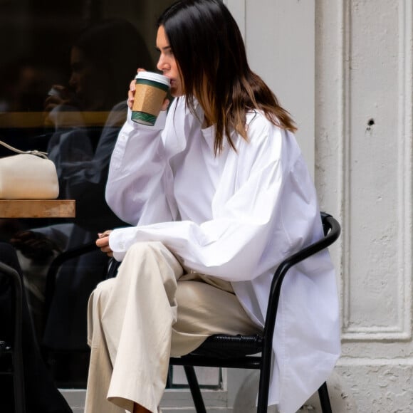 La chaleur est omniprésente et la température du corps augmente. Mais alors que vous avez probablement envie de vous ruer sur une bouteille d'eau bien fraîche, est-ce vraiment la meilleure option ?
Kendall Jenner est allée bruncher avec des amis chez Bubby's puis boit un verre en terrasse du Matchaful avec une amie à New York, le 27 avril 2021.