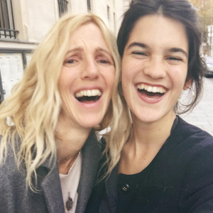 Elle a été gestionnaire de patrimoine dans une banque privée jusqu'à ce qu'elle change de voie en 2014.
Suzanne Lindon, fille de Sandrine Kiberlain (photo postée le 23 novembre 2015).