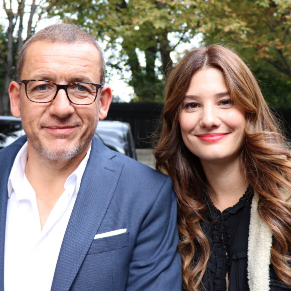 Et sa partenaire dans ce film, Alice Pol, est très maladroite. 
Dany Boon, Alice Pol - Arrivées et sorties des invités de l'émission "Vivement Dimanche" au studio Gabriel à Paris le 9 septembre 2019.