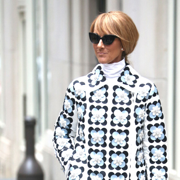 Celine Dion sort de son hôtel pour se rendre à son concert à Long Island dans l'État de New York, le 3 mars 2020.