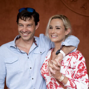 L'amour avec un grand A oui, mais les tourtereaux ont aussi traversé des tempêtes.
Elodie Gossuin et son mari Bertrand Lacherie au village lors des internationaux de France à Roland Garros le 12 juin 2021. © JB Autissier / Panoramic / Bestimage