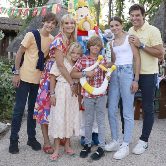 Exclusif - Élodie Gossuin en famille : Jules, Elodie, Joséphine, Léonard, Rose et Bertrand Lacherie au Parc Astérix" à Plailly le 8 juillet 2022. © Christophe Aubert via Bestimage 