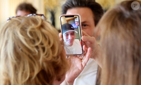 Le 4 juillet 2023, Rima Abdul Malak, a décoré deux personnalités qui font bouger la France.
Exclusif - Face Time avec Michel Drucker - Michel Drucker assiste en FaceTime à la cérémonie de remise des insignes de commandeure de l'ordre national du mérite à Jacqueline Franjou