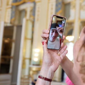 A l'écran, le présentateur affichait un visage aminci.
Exclusif - Face Time avec Michel Drucker - Michel Drucker assiste en FaceTime à la cérémonie de remise des insignes de commandeure de l'ordre national du mérite à Jacqueline Franjou