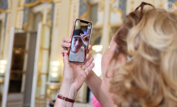 A l'écran, le présentateur affichait un visage aminci.
Exclusif - Face Time avec Michel Drucker - Michel Drucker assiste en FaceTime à la cérémonie de remise des insignes de commandeure de l'ordre national du mérite à Jacqueline Franjou