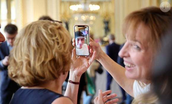 Exclusif - Stéfanie Jarre en Face Time avec Michel Drucker - Michel Drucker assiste en FaceTime à la cérémonie de remise des insignes de commandeure de l'ordre national du mérite à Jacqueline Franjou