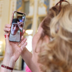 Exclusif - Prix Spécial - No web - Face Time avec Michel Drucker - Michel Drucker assiste en FaceTime à la cérémonie de remise des insignes de commandeure de l'ordre national du mérite à Jacqueline Franjou 