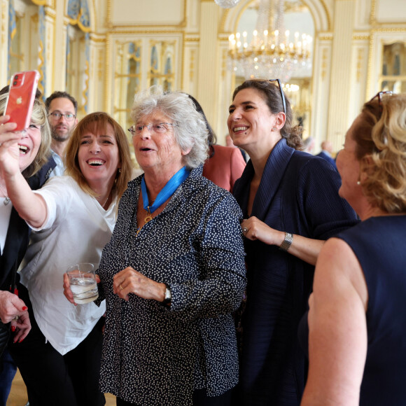 Exclusif - Prix Spécial - No web - Nicole Sonneville, Michèle Marchand, Stéfanie Jarre, Jacqueline Franjou, Emmanuelle Galabru en Face Time avec Michel Drucker - Michel Drucker assiste en FaceTime à la cérémonie de remise des insignes de commandeure de l'ordre national du mérite à Jacqueline Franjou 