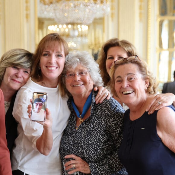 Exclusif - Prix Spécial - No web - Nicole Sonneville, Rima Abdul Malak, Ministre de la Culture, Michèle Marchand, Stéfanie Jarre, Jacqueline Franjou, Micheline Pelletier, Emmanuelle Galabru en Face Time avec Michel Drucker - Michel Drucker assiste en FaceTime à la cérémonie de remise des insignes de commandeure de l'ordre national du mérite à Jacqueline Franjou 