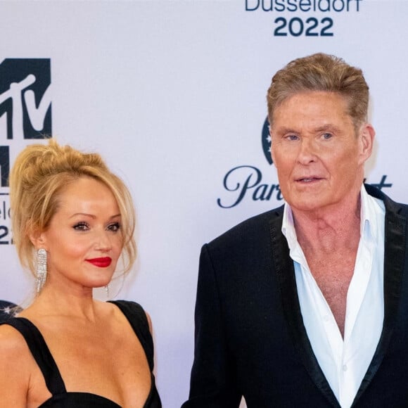 David Hasselhoff et sa femme Hayley Roberts au photocall des "MTV Europe Music Awards 2022" à Dusseldorf, le 13 novembre 2022. 
