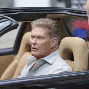 En s'illustrant à Hollywood, David Hasselhoff a marqué toute une génération !
David Hasselhoff et l'acteur Maximilian Mundt lors de la séance photo de la nouvelle série "Ze Network" (RTL+) à Cologne.