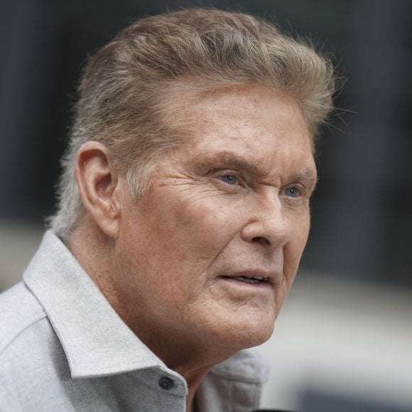 David Hasselhoff a plusieurs fois défrayé la chronique à cause de son addiction à l'alcool. Un terrible mal qui lui a valu plusieurs hospitalisation en plus d'impacter ses proches.
David Hasselhoff et l'acteur Maximilian Mundt lors de la séance photo de la nouvelle série "Ze Network" (RTL+) à Cologne, le 24 octobre 2022. 