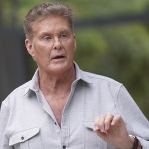 Une action désespérée qui a eu l'effet escompté. Honteux, l'ex-compagnon de Catherine Hickland s'est fait violence pour se reprendre en main. 
David Hasselhoff et l'acteur Maximilian Mundt lors de la séance photo de la nouvelle série "Ze Network" (RTL+) à Cologne, le 24 octobre 2022. 