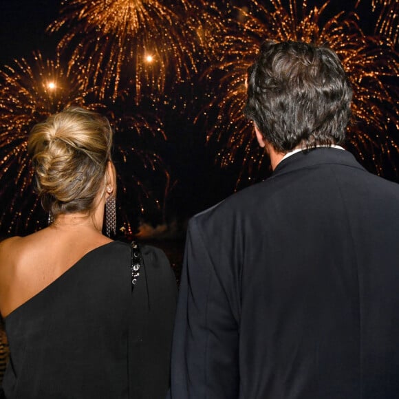 Épaule dénudée, longue robe noire, chignon sophistiqué... Elle n'a pas fait semblant !
Exclusif - Christian Estrosi, le maire de Nice, et sa femme Laura Tenoudji Estrosi ont assisté au Feu d'Artifice sur la promenade des Anglais à Nice, le 13 juillet 2023. © Bruno Bebert/Bestimage