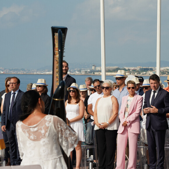 Laura Tenoudji et Christian Estrosi (maire de Nice) avec les familles des victimes - Cérémonie d'hommage aux victimes de l'attentat de Nice du 14 juillet 2016, à Nice, France, le 14 juillet 2023. © Norbert Scanella/Panoramic/Bestimage 