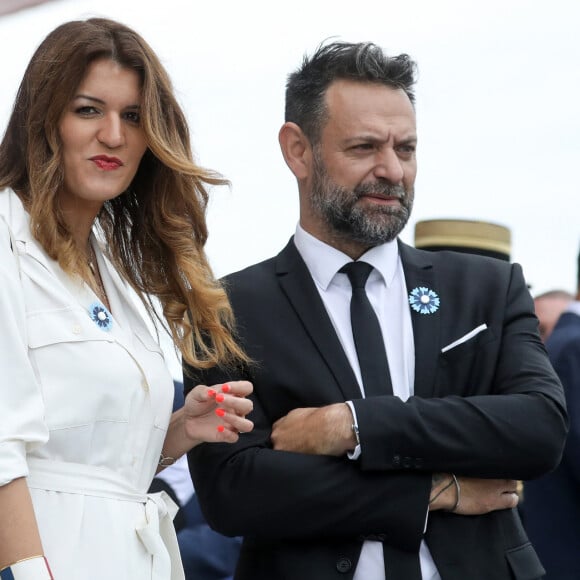 C'est à New York qu'elle a rencontré celui qui est président de la Mutuelle générale de l'Éducation nationale (MGEN), depuis c'est l'amour fou
Marlène Schiappa Secrétaire d'Etat auprès de la Première ministre, chargée de l'Economie sociale et solidaire et de la Vie associative et son compagnon Matthias Savignac lors de la cérémonie du 143ème défilé militaire du 14 juillet, jour de la Fête Nationale, sur les Champs-Elysées et la place de la Concorde, à Paris, France, le 14 juillet 2023. © Stéphane Lemouton/Bestimage