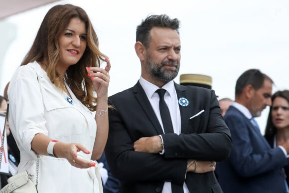 Marlène Schiappa Secrétaire d'Etat auprès de la Première ministre, chargée de l'Economie sociale et solidaire et de la Vie associative et son compagnon Matthias Savignac lors de la cérémonie du 143ème défilé militaire du 14 juillet, jour de la Fête Nationale, sur les Champs-Elysées et la place de la Concorde, à Paris, France, le 14 juillet 2023. © Stéphane Lemouton/Bestimage