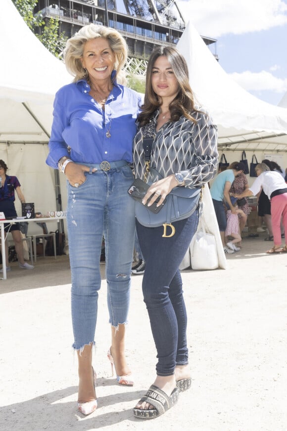 Elle a découvert ses infidélités
Exclusif - Caroline Margeridon et sa fille Victoire - Festival des Livres et des Artistes organisé par l'association "Lecture pour Tous" engagée dans la lutte contre l'illettrisme au Mail Branly à Paris le 3 juillet 2022. © Pierre Perusseau / Jack Tribeca / Bestimage 