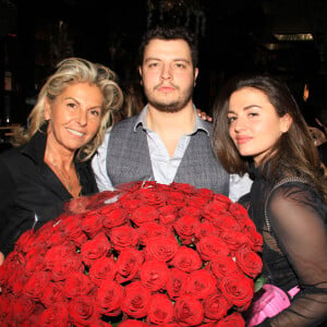 Caroline Margeridon a quitté le père de ses enfants
Exclusif - Caroline Margeridon et ses enfants Alexandre et Victoire - Caroline Margeridon fête son 56ème anniversaire au restaurant "Manko" à Paris. © Philippe Baldini/Bestimage 