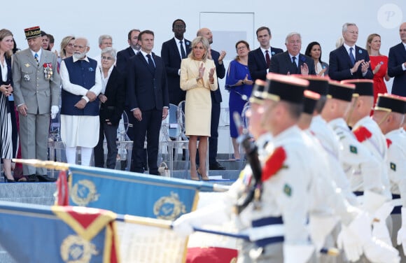 Au total, 358 personnes ont reçu une distinction
Le général Thierry Burkhard, chef d'état-major des armées, le Premier ministre indien Narendra Modi, le président de la République française Emmanuel Macron et sa femme la Première Dame Brigitte Macron, le président du Sénat Gérard Larcher et Bruno Le Maire, ministre de l'Économie, des Finances et de la Souveraineté industrielle et numérique - Tribune lors de la cérémonie du 143ème défilé militaire du 14 juillet, jour de la Fête Nationale à Paris, France, le 14 juillet 2023. © Dominique Jacovides/Bestimage 