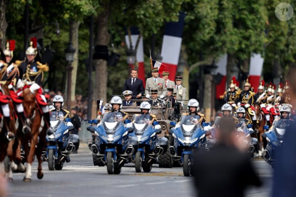 Une journée historique
Le président de la République française Emmanuel Macron, accompagné du général Thierry Burkhard, chef d'état-major des armées dans la "command car" - Tribune lors de la cérémonie du 143ème défilé militaire du 14 juillet, jour de la Fête Nationale à Paris, France, le 14 juillet 2023. © Dominique Jacovides/Bestimage 