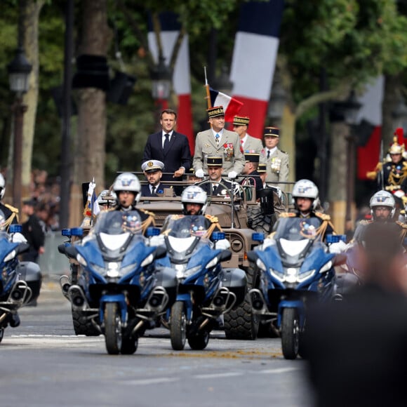 Une journée historique
Le président de la République française Emmanuel Macron, accompagné du général Thierry Burkhard, chef d'état-major des armées dans la "command car" - Tribune lors de la cérémonie du 143ème défilé militaire du 14 juillet, jour de la Fête Nationale à Paris, France, le 14 juillet 2023. © Dominique Jacovides/Bestimage 