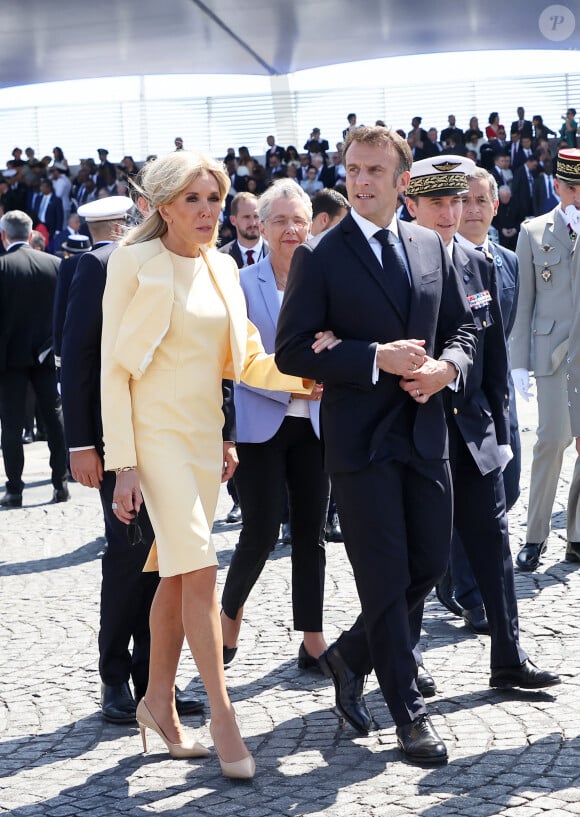 Le Président de la République, Emmanuel Macron et la Première dame, Brigitte Macron lors d'un bain de foule après la cérémonie du 143ème défilé militaire du 14 juillet, jour de la Fête Nationale, sur les Champs-Elysées et la place de la Concorde, à Paris, France, le 14 juillet 2023. © Dominique Jacovides/Bestimage 