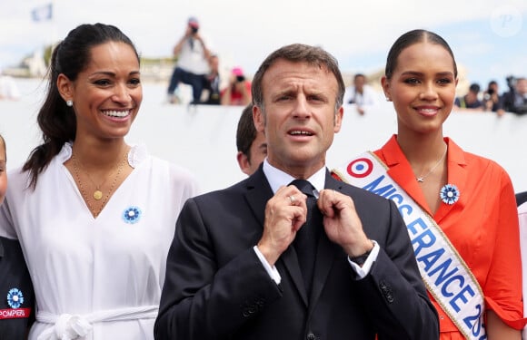 Cindy Fabre, le Président de la République Emmanuel Macron et Indira Ampiot, Miss France 2023 lors d'un bain de foule après la cérémonie du 143ème défilé militaire du 14 juillet, jour de la Fête Nationale, sur les Champs-Elysées et la place de la Concorde, à Paris, France, le 14 juillet 2023. © Dominique Jacovides/Bestimage 