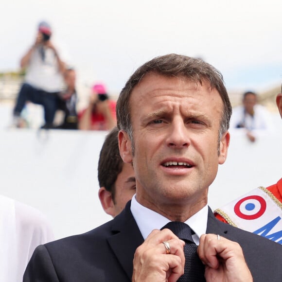 Cindy Fabre, le Président de la République Emmanuel Macron et Indira Ampiot, Miss France 2023 lors d'un bain de foule après la cérémonie du 143ème défilé militaire du 14 juillet, jour de la Fête Nationale, sur les Champs-Elysées et la place de la Concorde, à Paris, France, le 14 juillet 2023. © Dominique Jacovides/Bestimage 