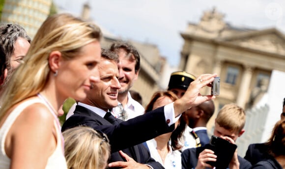 Le Président de la République Emmanuel Macron lors d'un bain de foule après la cérémonie du 143ème défilé militaire du 14 juillet, jour de la Fête Nationale, sur les Champs-Elysées et la place de la Concorde, à Paris, France, le 14 juillet 2023. © Dominique Jacovides/Bestimage 