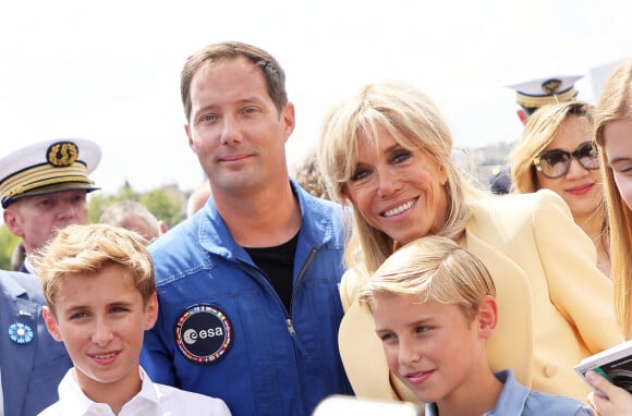 Thomas Pesquet et la Première dame Brigitte Macron lors d'un bain de foule après la cérémonie du 143ème défilé militaire du 14 juillet, jour de la Fête Nationale, sur les Champs-Elysées et la place de la Concorde, à Paris, France, le 14 juillet 2023. © Dominique Jacovides/Bestimage 