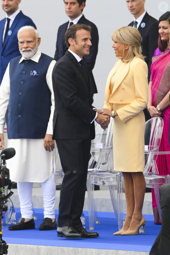 Baise main d Emmanuel Macron, président de la République française a sa femme Brigitte Macron Narendra Modi - Premier Ministre Indien / Inde lors de la cérémonie du 143ème défilé militaire du 14 juillet, jour de la Fête Nationale, sur les Champs-Elysées et la place de la Concorde, à Paris, France, le 14 juillet 2023. © Jean-Baptiste Autissier/Panoramic/Bestimage 